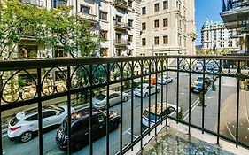 Azneft Square Deluxe Apartment